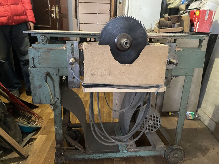 Станок деревооброблювальний, циркулярний