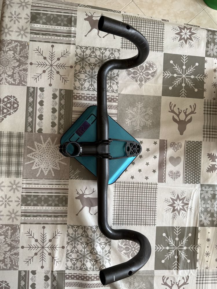 Conjunto composto por guiador, avanço e suporte e gps