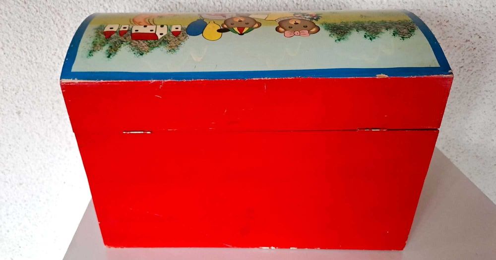 Baú  em madeira para guardar roupinhas ou brinquedos