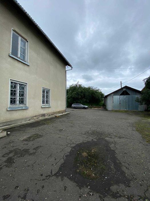 Приміщення 1230 м2 та земельна ділянка 0,35 га в с. Вістова