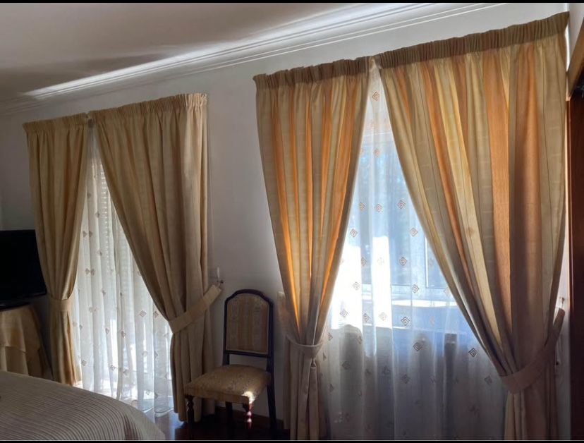 Conjunto cortinados e cadeira