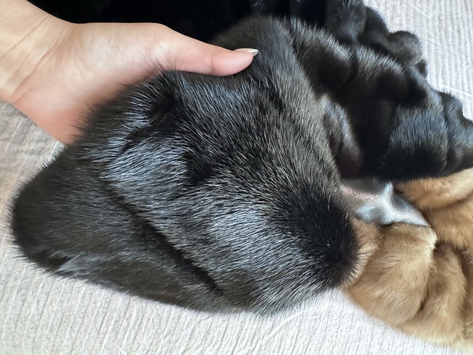 Шуба норковая с капюшоном из куницы