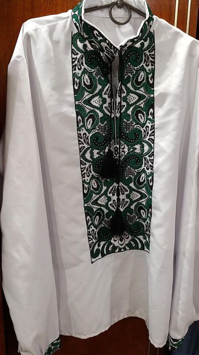 Чоловіча вишиванка з зеленим орнаментом, одягалась 1 раз