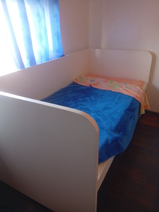 Cama de criança com gavetas por baixo