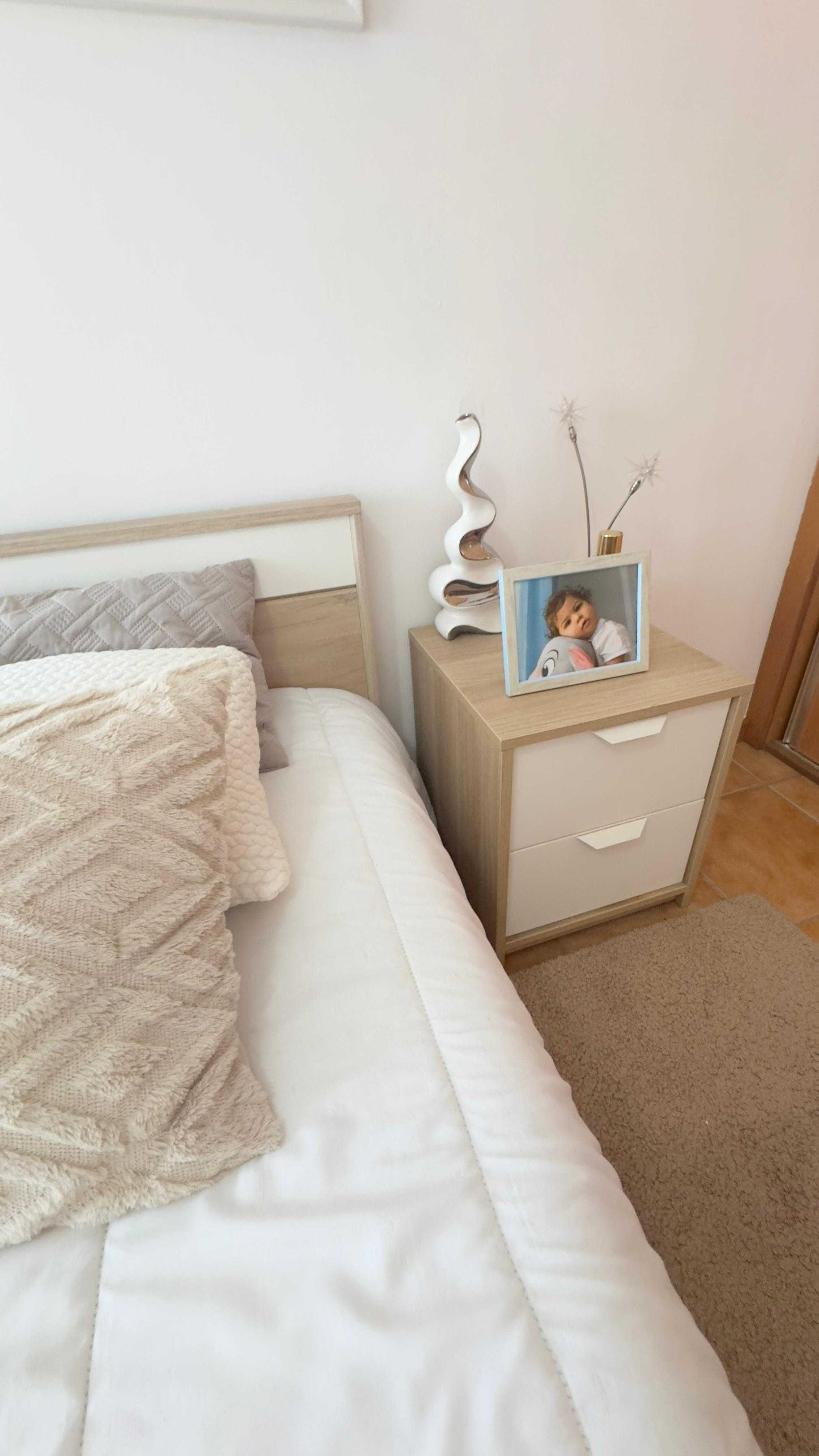 Cama de Casal e Mesinha