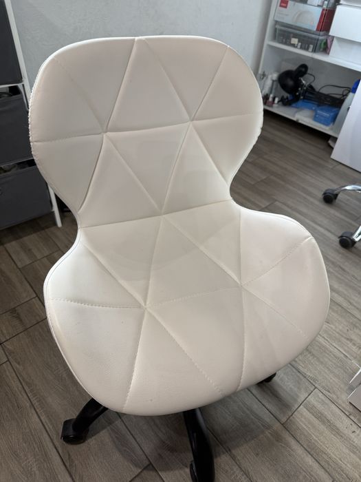 Крісло офісне на колесах