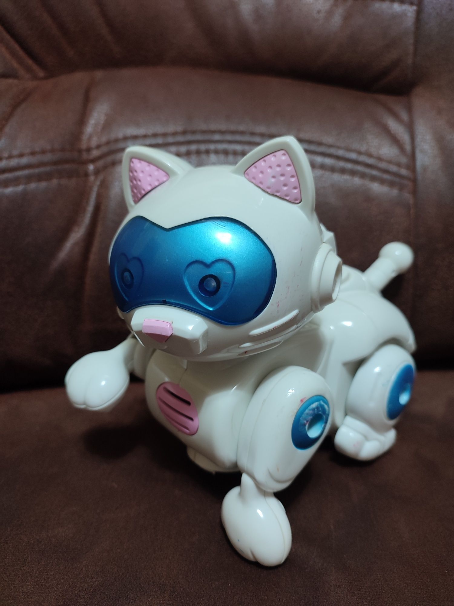 Ласковый и игривый робот-котик Бисер