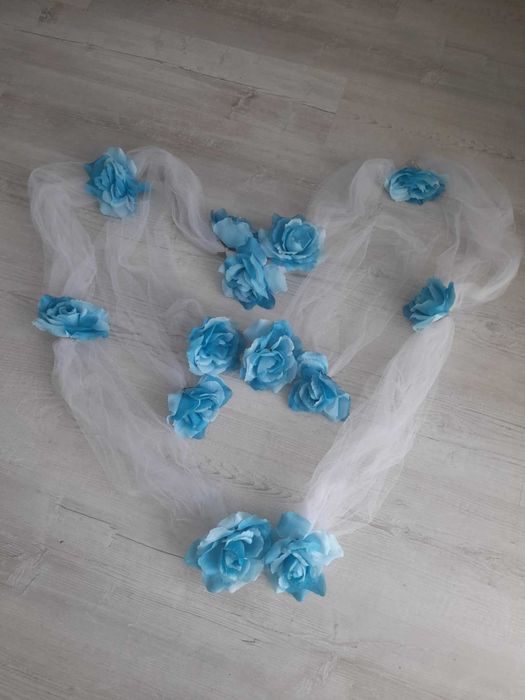 Ozdoby ślubne na samochód niebieskie róże