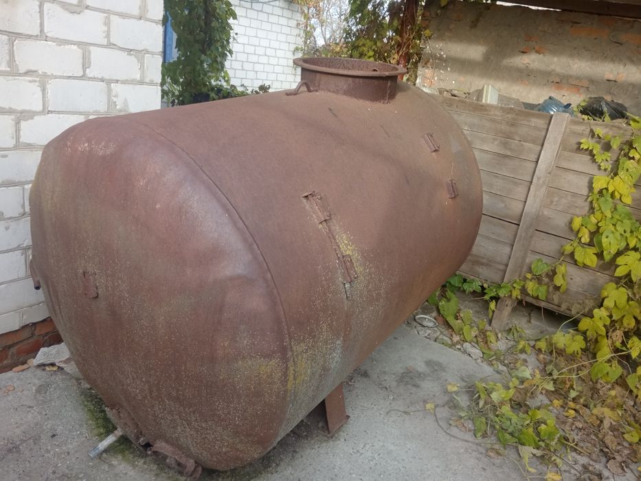 Бочка металева раніше призначалася для зерна