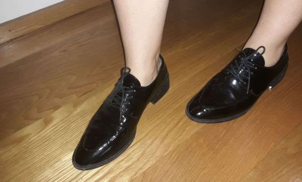 Sapatos pretos em verniz da zara
