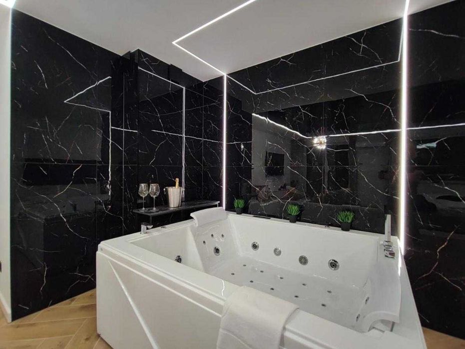 Stylowy Apartament z Wielką wanną z hydromasażem w centrum miasta!
