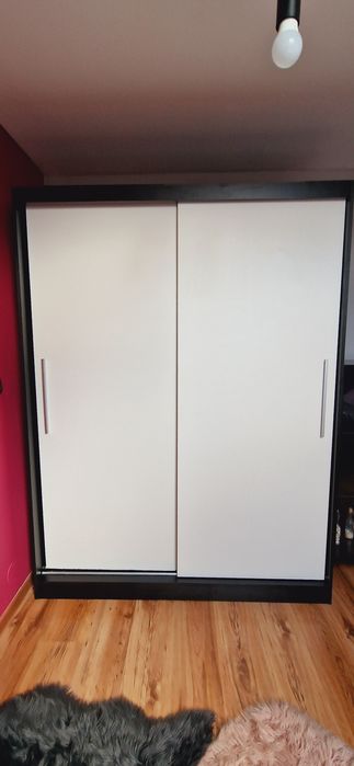 Szafa przesuwna duża pojemna biało czarna z uchwytami drążek półki