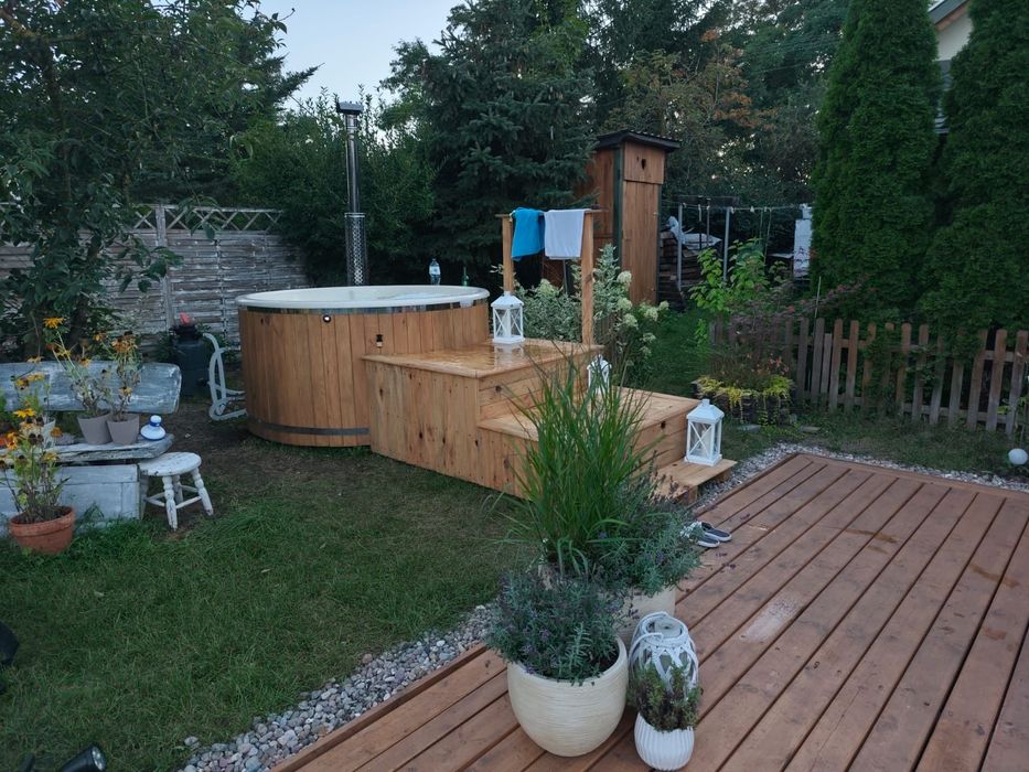 Jacuzzi ogrodowe z hydromasażem