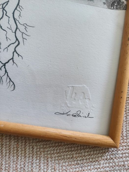 czarno biała grafika z ramą