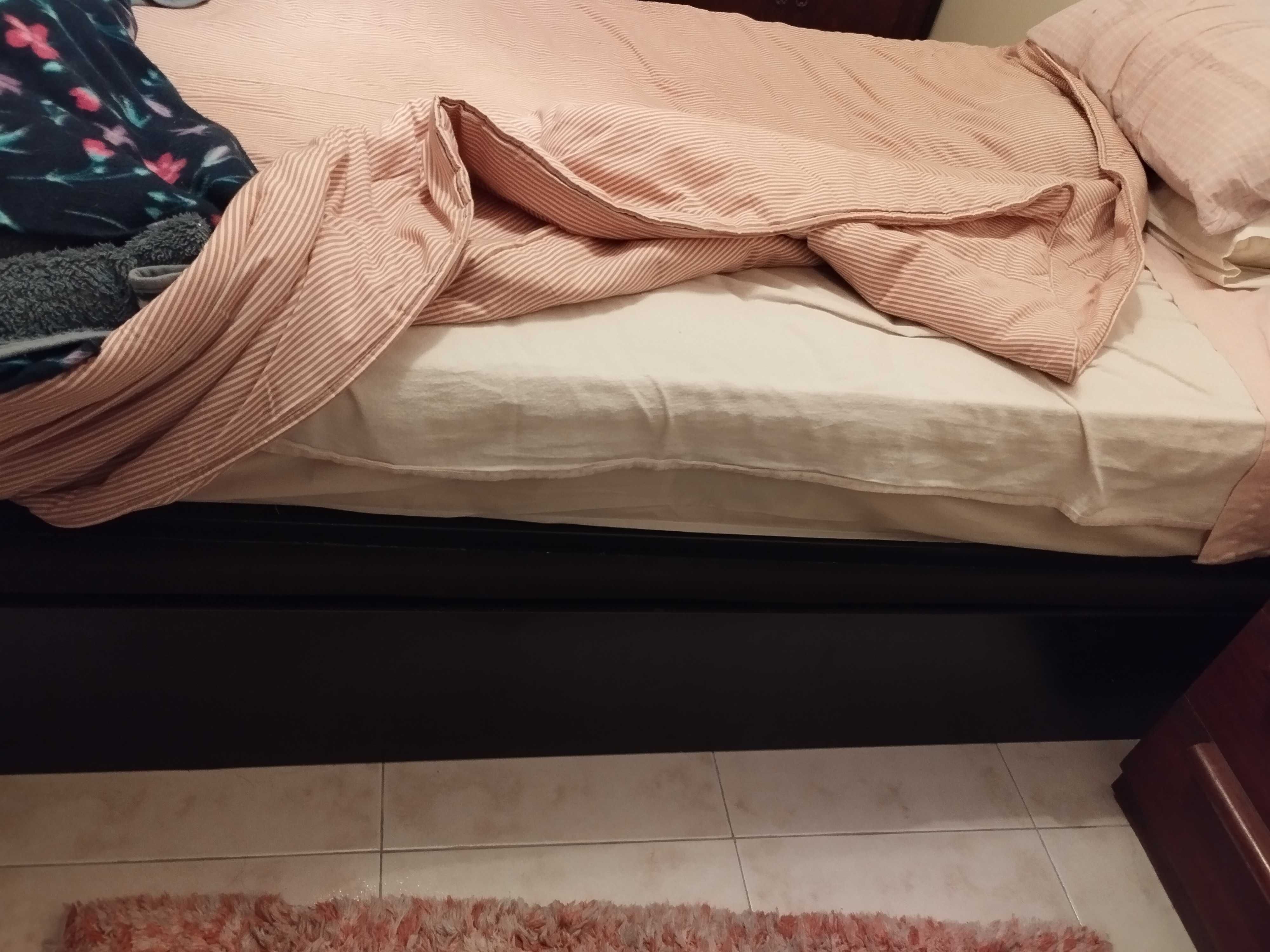 Cama solteiro com colchão e arrumação