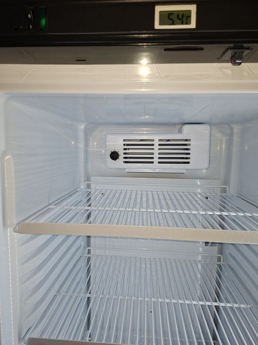 OPORTUNIDADE ÚNICA! Frigorífico Vertical de Exposição Premium