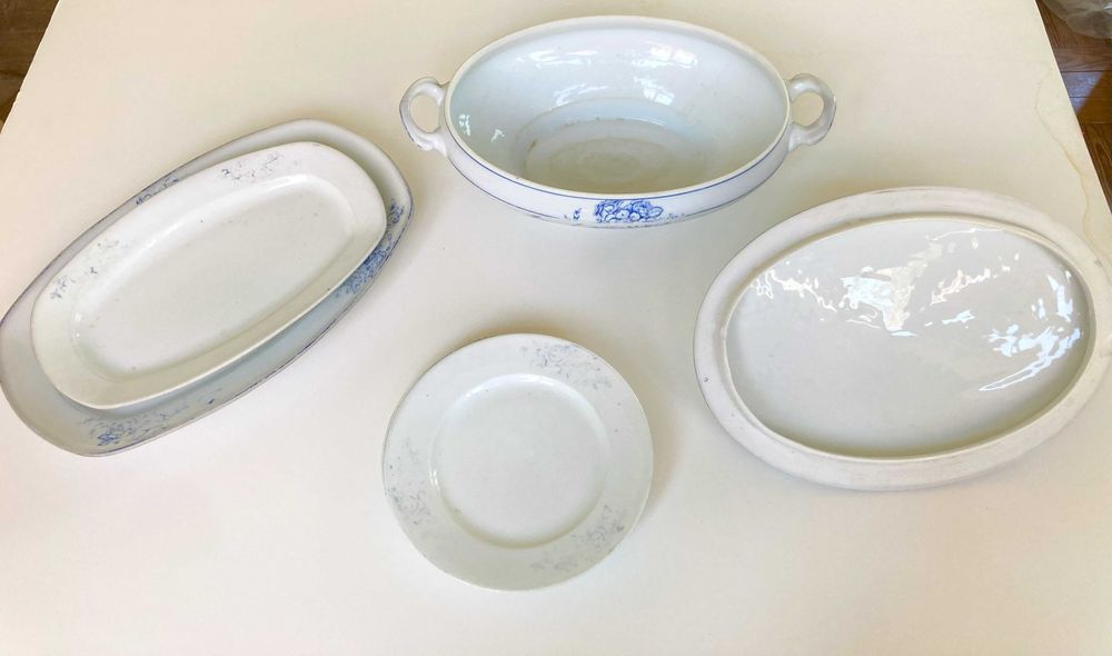 Serviço de refeições muito antigo da marca Coimbra