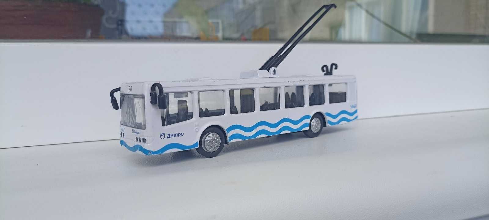 Троллейбус с брендом "ДНІПРО", металл, двери, штанги рабочии, 1:87