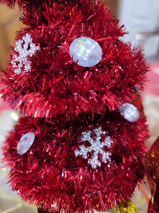 Trzy sztuczne choinki