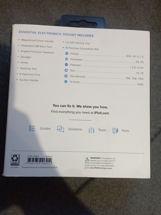 Це набір інструментів для ремонту електроніки iFixit Essential Elect