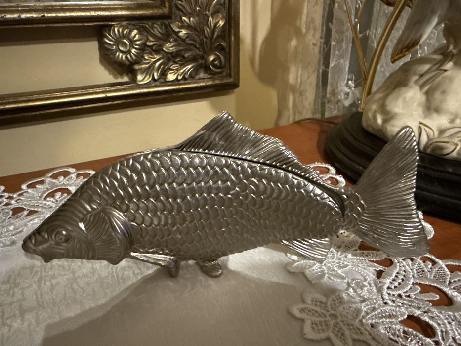 Karp ryba serwetnik PRL z metalu stojak na serwetki