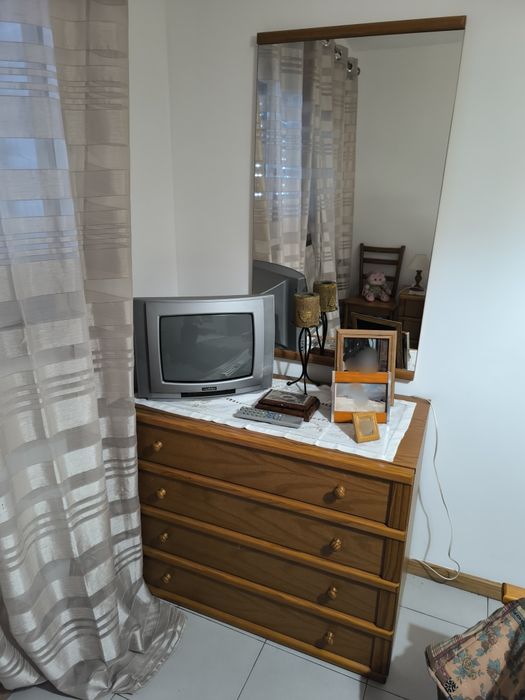 Móveis, cama, armários, mesa de jantar, sofá