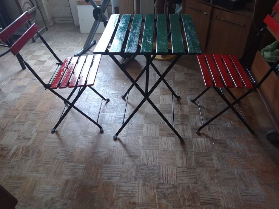 Mesa e cadeiras em madeira e ferro