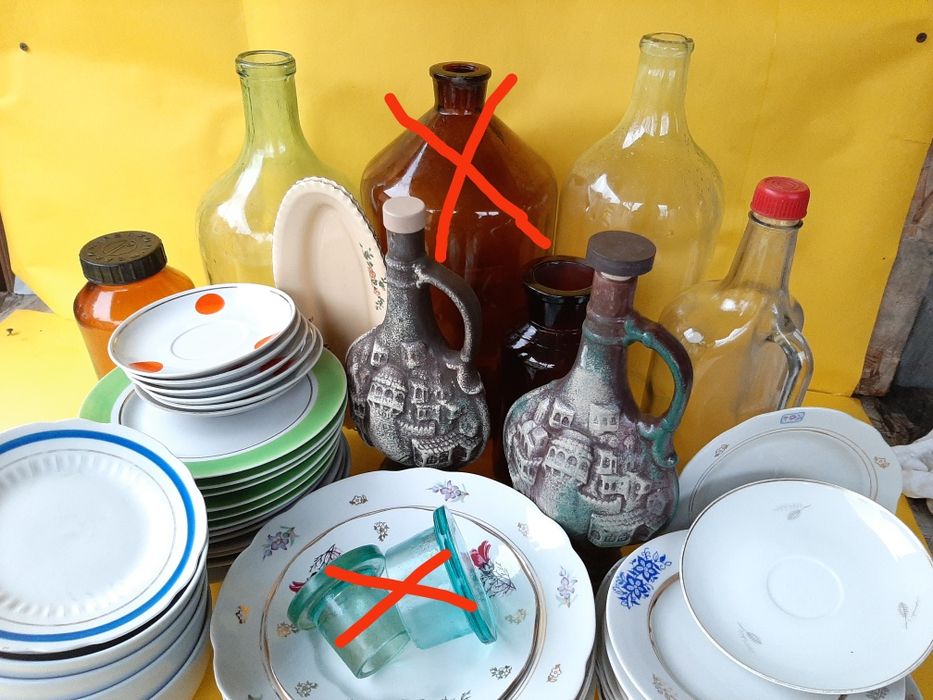 Тарелки,блюдца,бутыль.