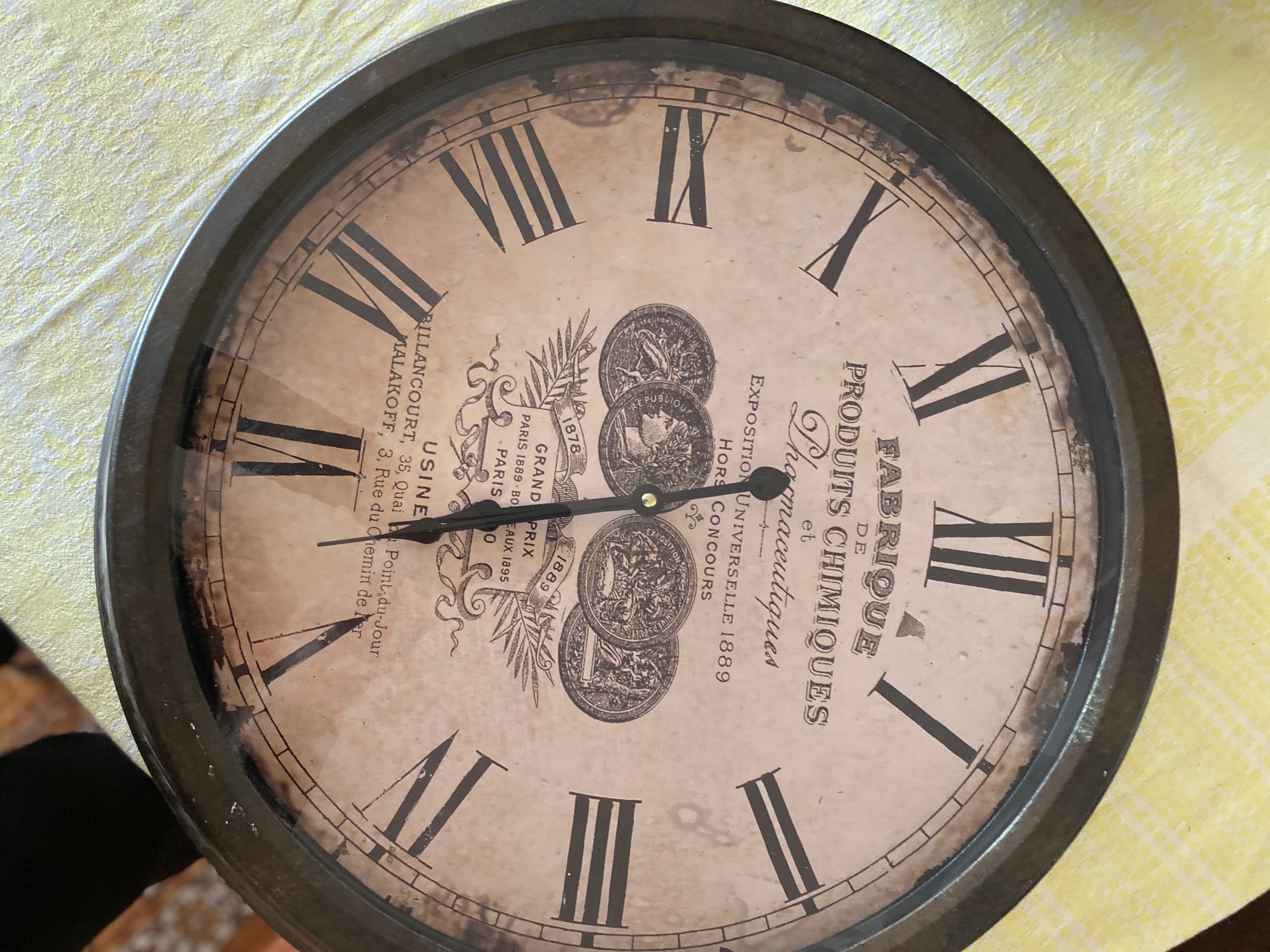 Zegar vintage wiszący, zasilany na baterie.
