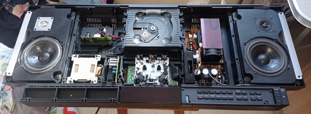 Для себя CD проигрыватель в не рабочем состоянии.