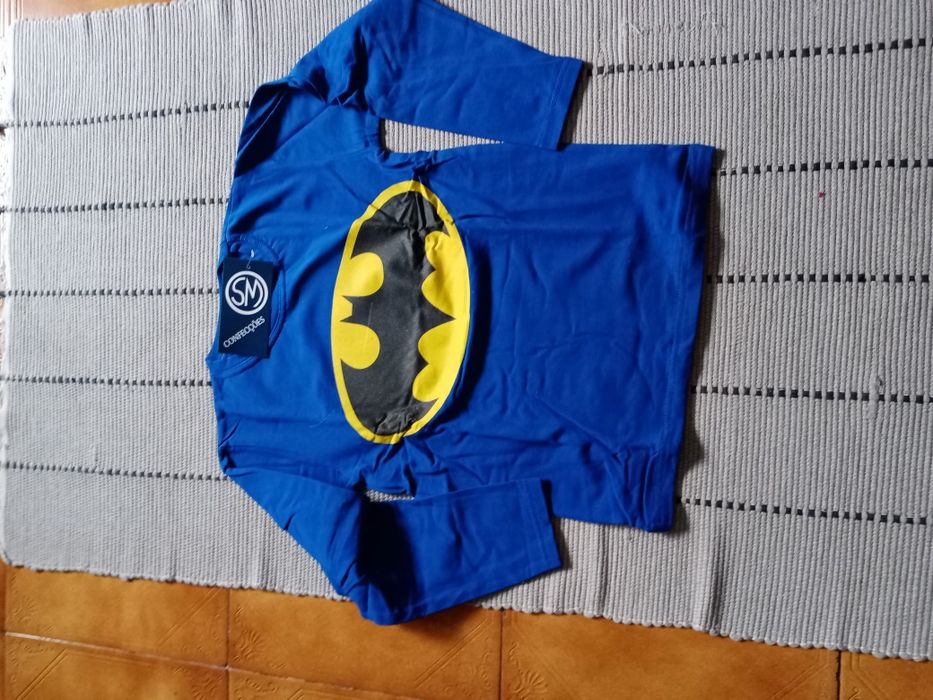Camisolas T-shirts Swets do Batman novas . Tamanho dos 2 aos 14 anos