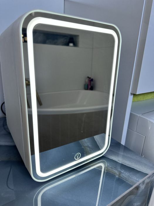 Lodówka na kosmetyki z lustrem led , chłodzi lub grzeje