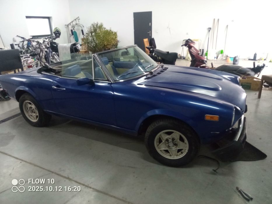 Klasyk Fiat 124 Spider 2000