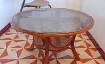 Mesa em vime com tampo de vidro