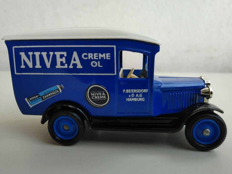 miniatura automóvel: Chevrolet Van 1928 Nivea Cream, ainda na caixa
