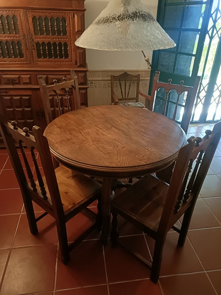 Mesa estilo Século XVII com 4 cadeiras