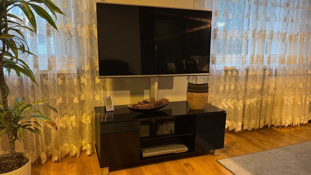 Stolik z szufladami pod telewizor