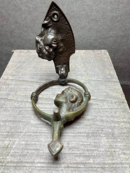 Piękna kołatka do drzwi - Pocałunek