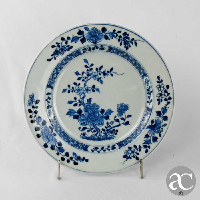 Par pratos porcelana China, Peónias e Crisântemos, Qianlong séc. XVIII