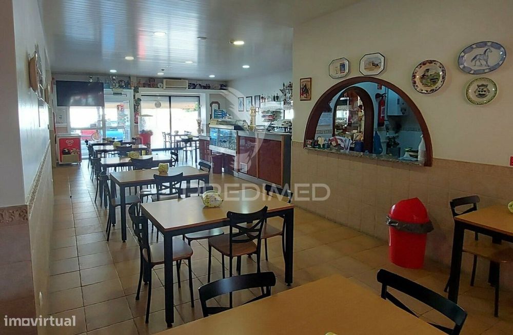 Espaço Comercial de dois pisos na Vila de Alpiarça,Santarém.