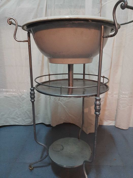 Lavatório vintage  em ferro com bacia em loiça cerâmica