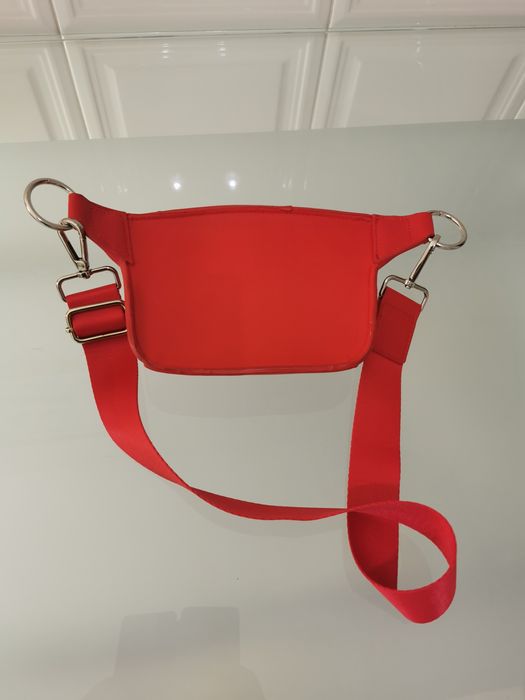 Carteira a tiracolo em excelente estado.