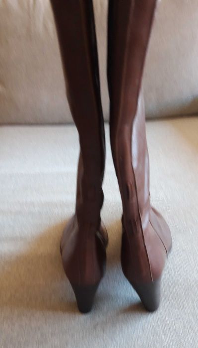 Botas mulher cano alto em cabedal - Artigo NOVO.