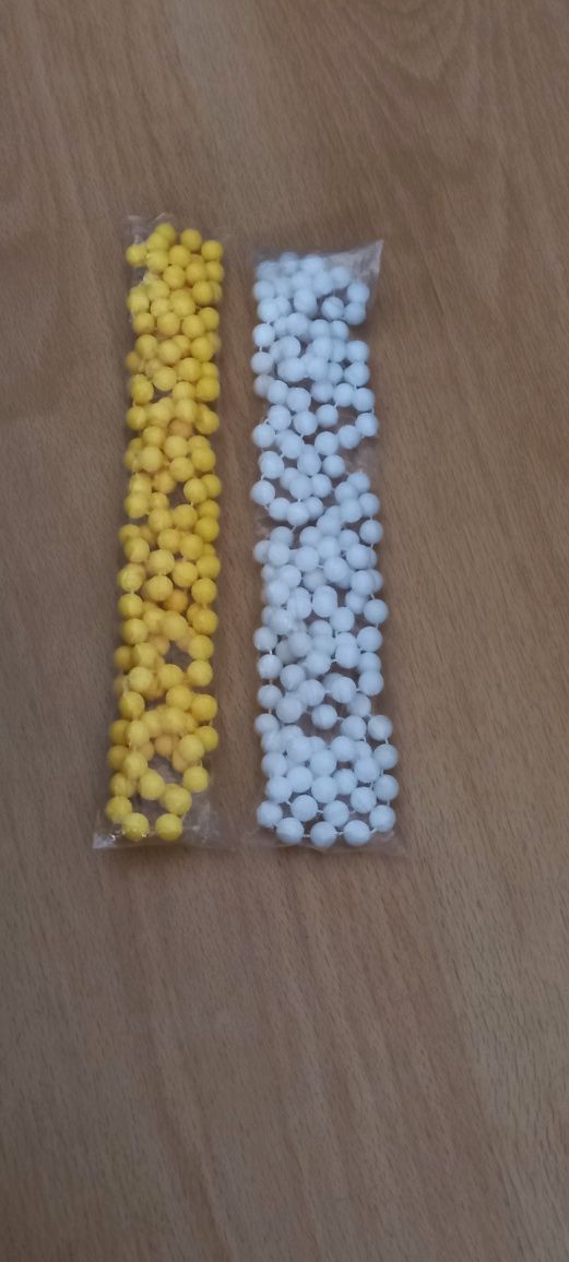Dois colares grandes 1 amarelo e 1 branco
