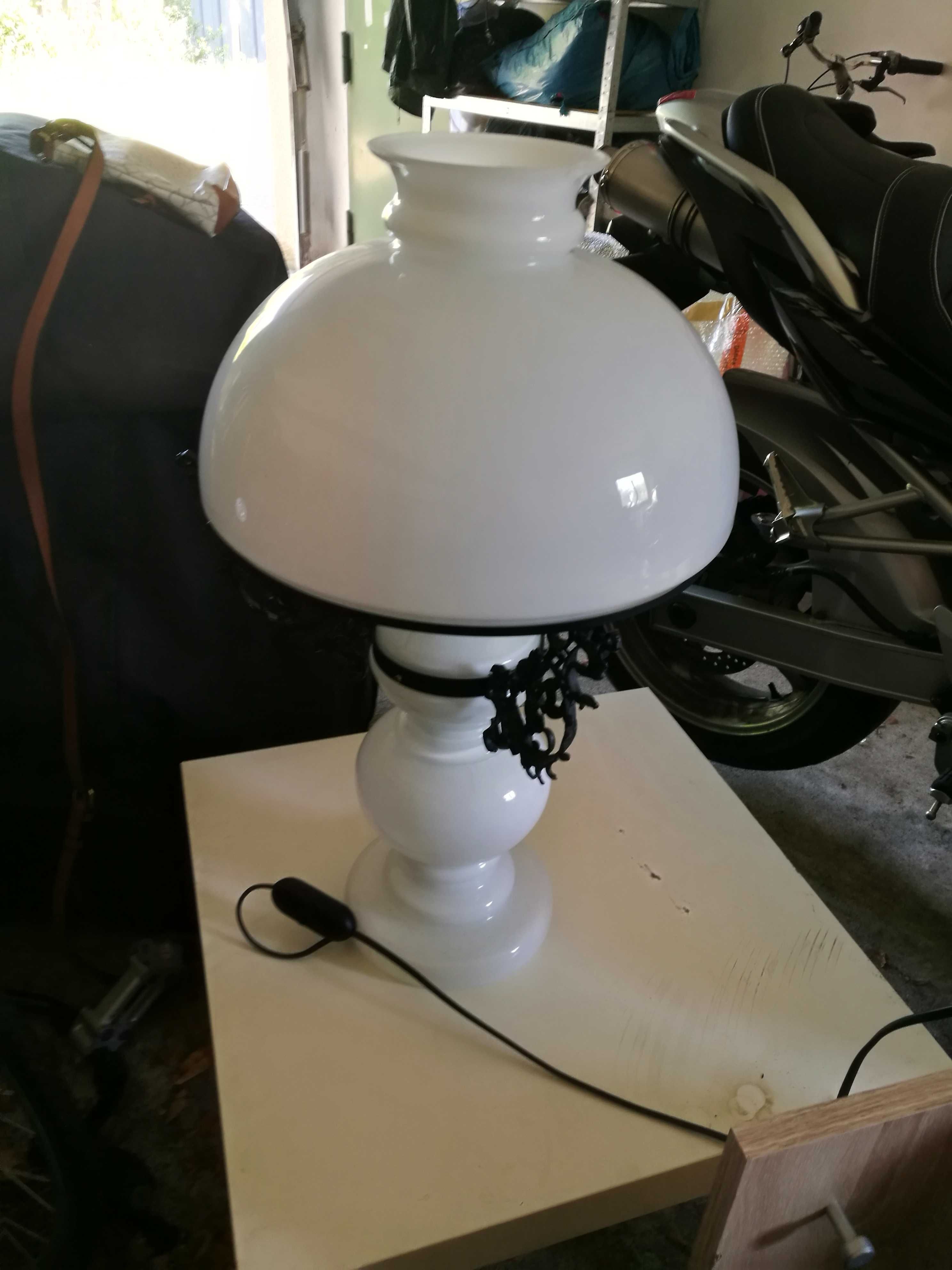 Lampa czarno biała