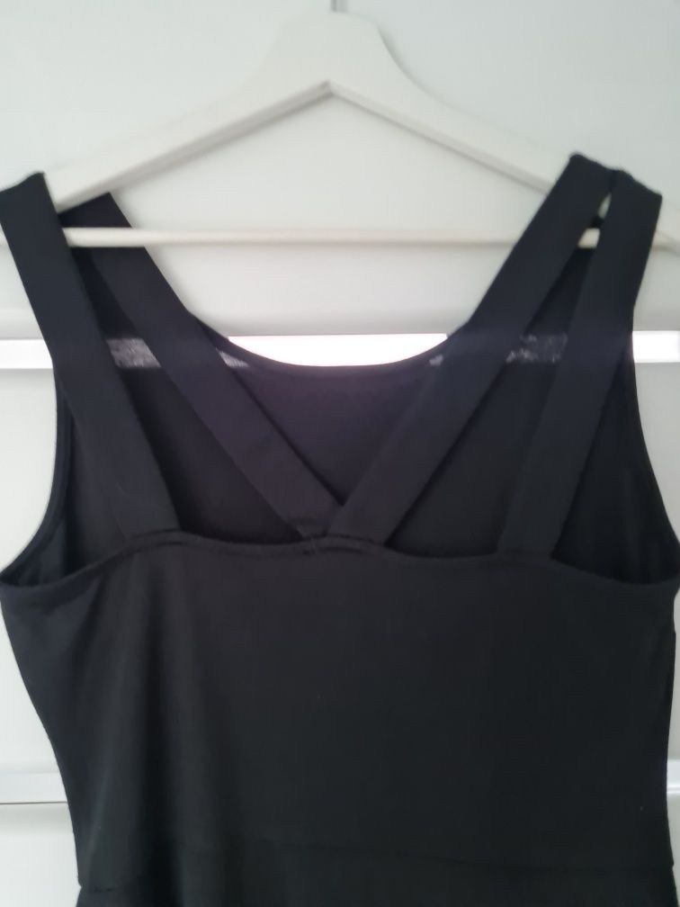 Sukienka czarna ze zdobieniem na plecach paski M