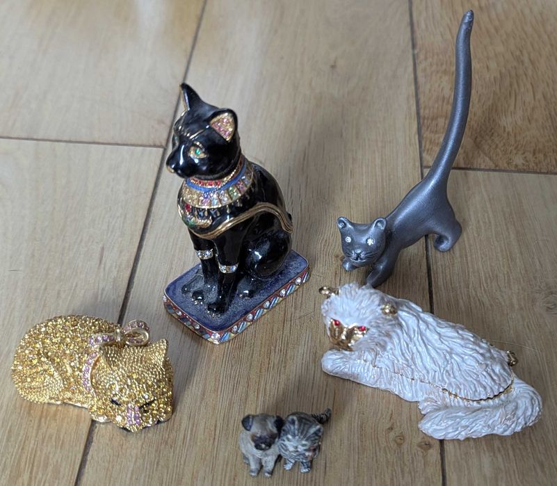 Zestaw 66 figur ‑ kotów (porcelana, drewno, metal, plusz, kryształ)