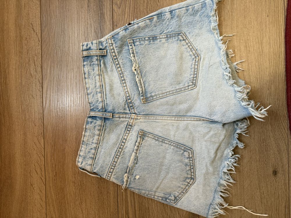 Жіночі шорти zara в розмірі S