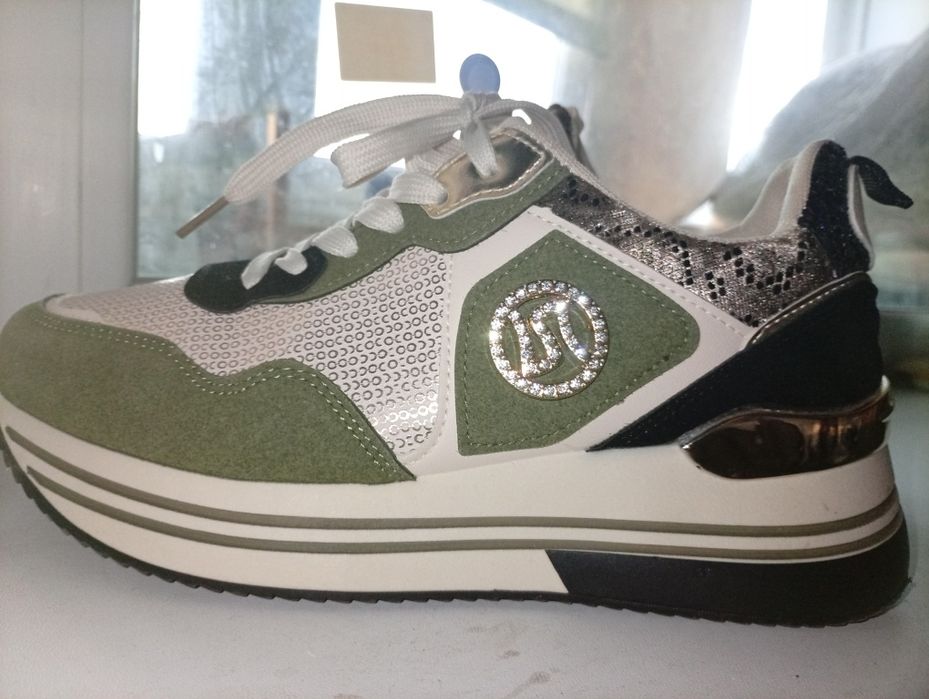 Нові !Кросівки розмір 40 остання пара