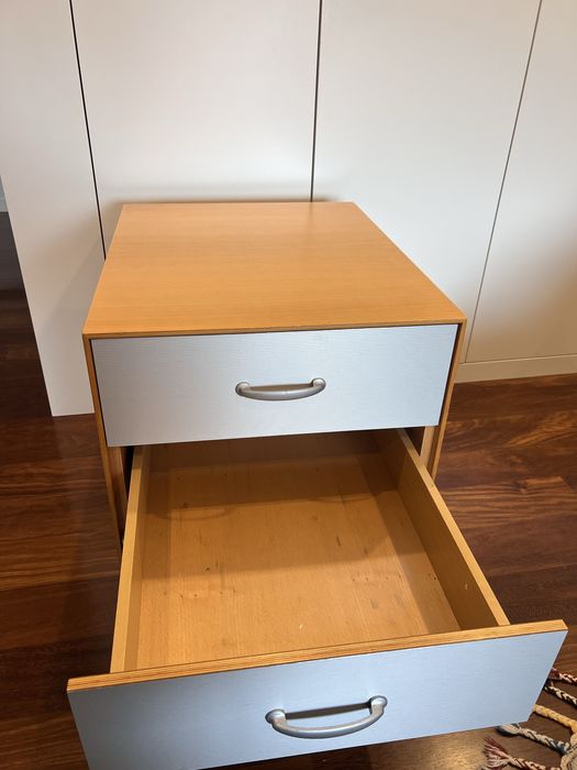 Armário com gavetas e rodas para escritório